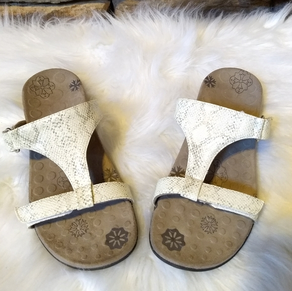 Vionic Orthaheel Molly Sandles - Picture 2 of 7